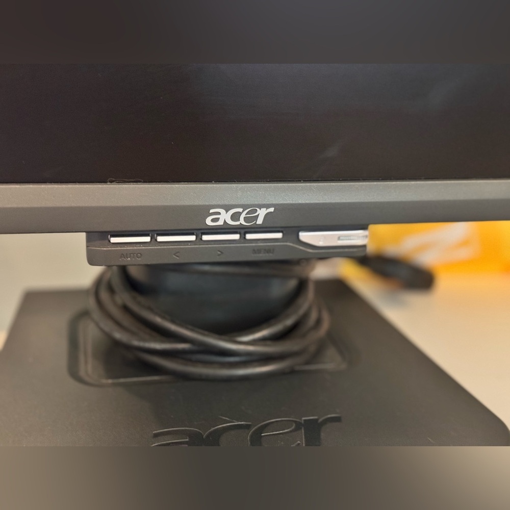 ACER 19” Widescreen Black External Computer Monitor AL1916W + VGA Cable - Picture 11 of 16
